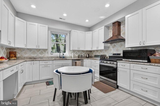 Building Photo - 3925 Ashwood Pl