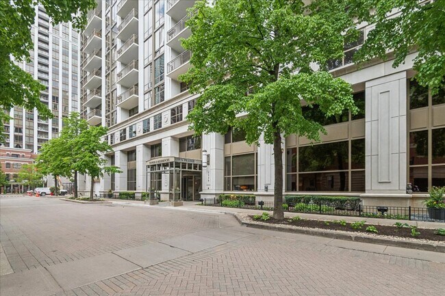 Building Photo - 1335 S Prairie Ave