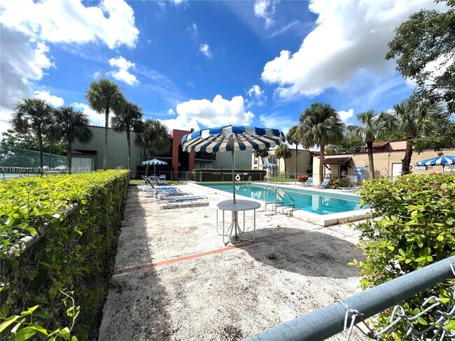 Building Photo - 10822 N Kendall Dr