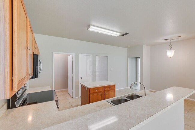 Building Photo - 4 Bedroom/2 Bathroom HOME FOR LEASE! Just ...