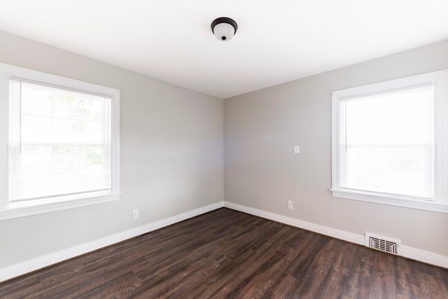 Building Photo - 3BR/2BA Ranch Near The Desirable Highlands!