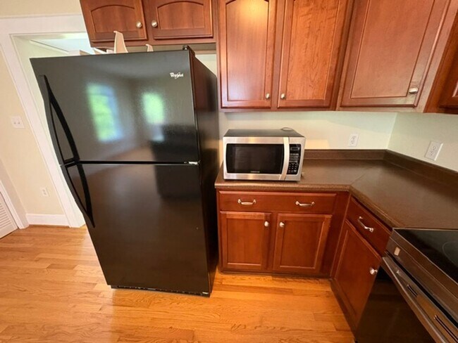 Building Photo - Newly Renovated - Large Backyard - 2/2 House!!