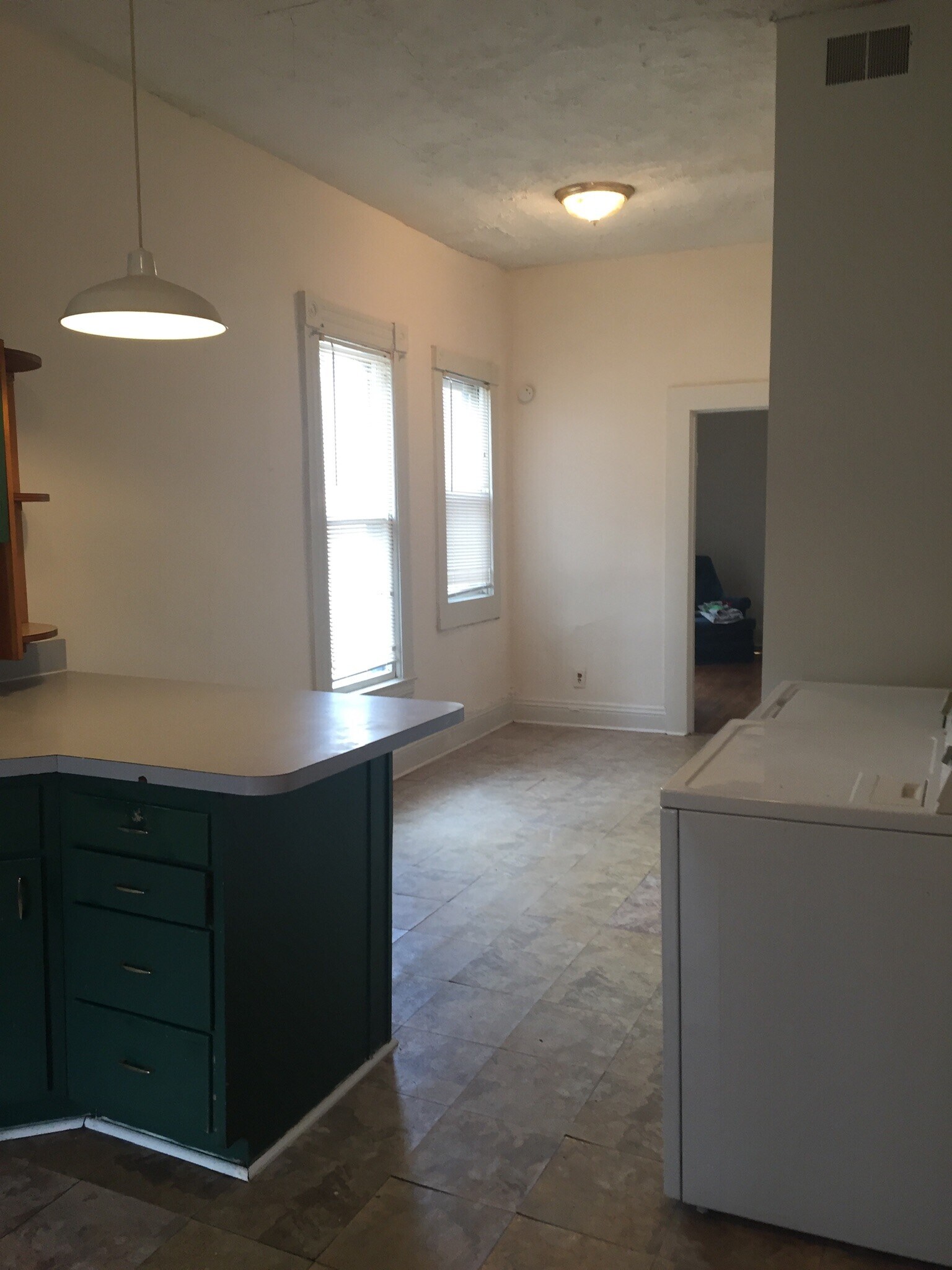 Building Photo - 325 Oldham Ave