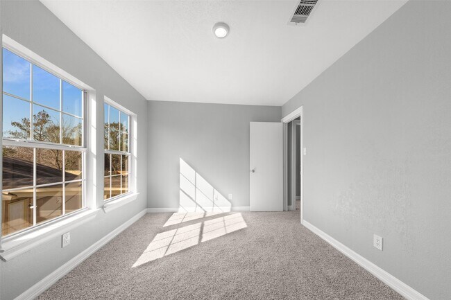 Building Photo - 2523 W Greens Rd