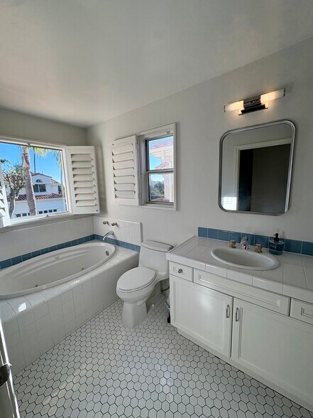 Guest bathroom - 6483 Zuma View Pl