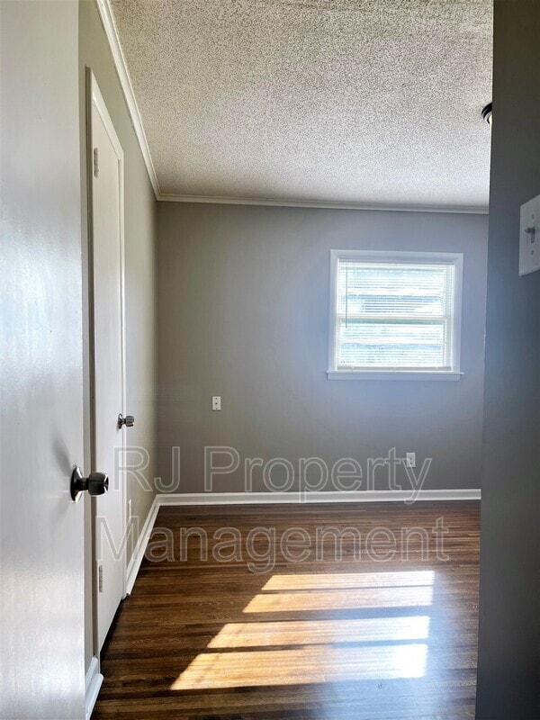 Building Photo - 3641 Bishops Bridge Rd