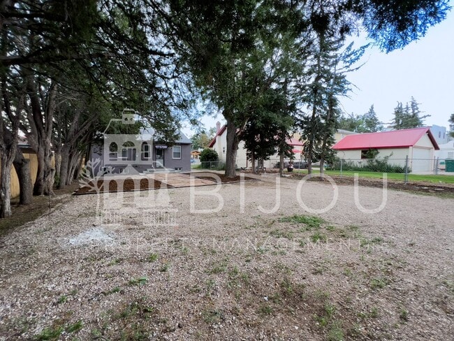 Building Photo - Located Close to Memorial Park!