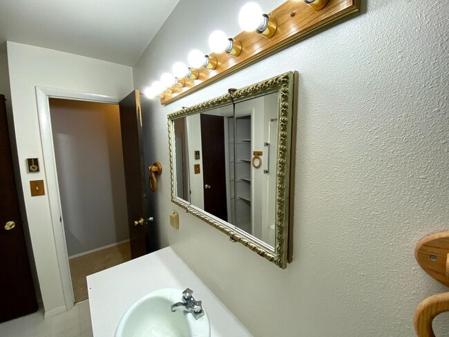 Building Photo - 3 Bedroom, 1.5 Bathroom Townhouse Next to High School and Middle School