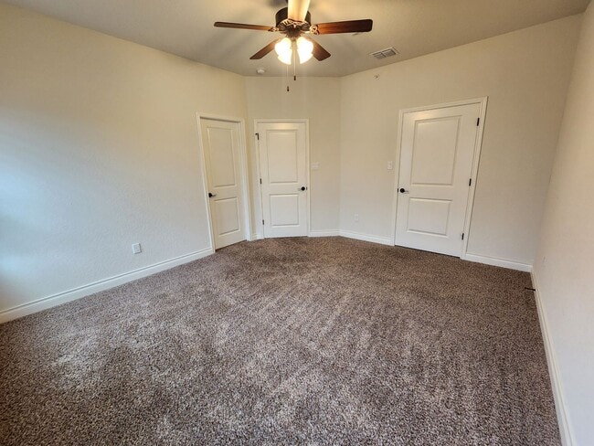 Building Photo - 1 MONTH FREE RENT/ 3/2.5/1.5 Fourplex Clos...