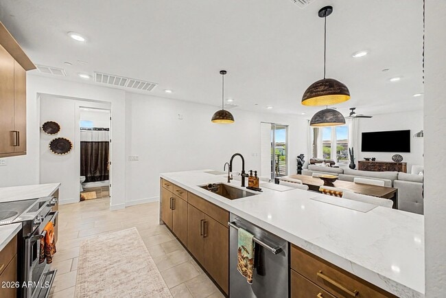 Building Photo - 2121 W Sonoran Desert Dr