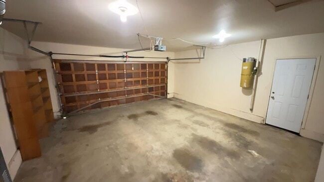 Building Photo - 4bd/3ba HUGE Home w/Hardwood Floors, Russian Fireplace, 2-Car Garage & Fenced Back Yard!