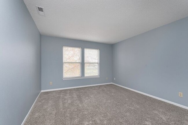 Building Photo - Large 4 Bedroom in Fishers!