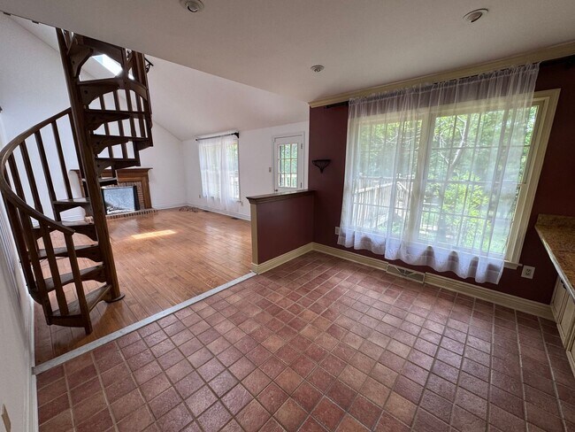 Building Photo - 102 Ravenwood Pl