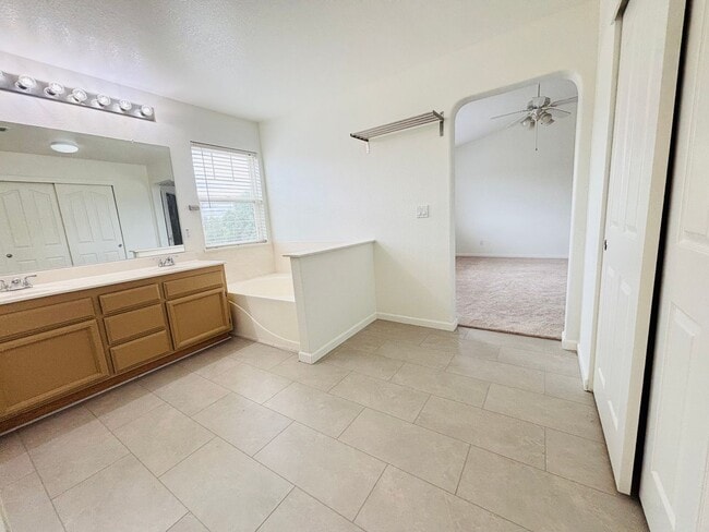Building Photo - Stunning Four Bedroom Three Bathroom Home in Folsom