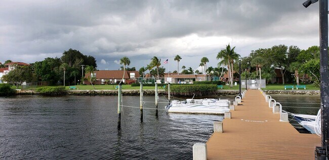 Building Photo - 825 Center St