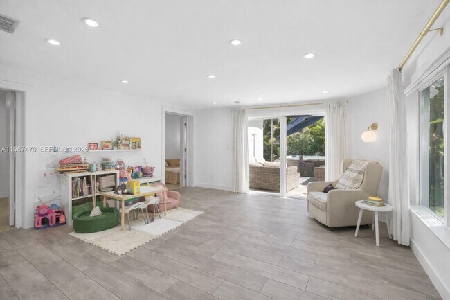 Building Photo - 837 Alberca St