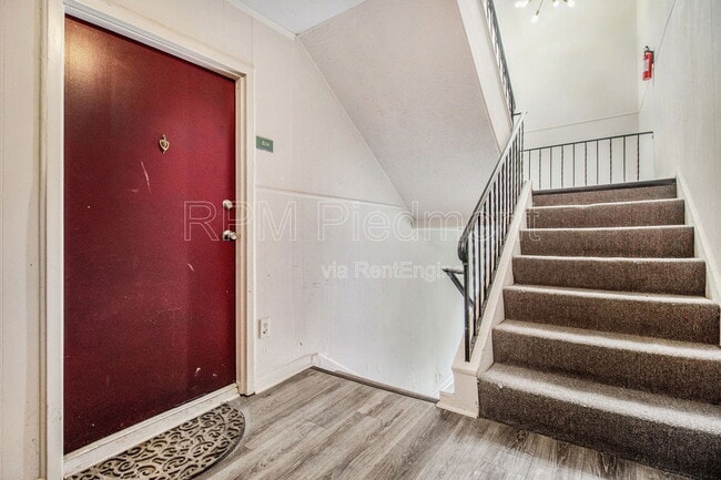 Building Photo - 2805 Northeast Expy