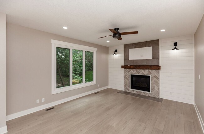Building Photo - THOUGHTFULLY UPDATED!! 4 Bedroom, 3 Bathroom Home in Urbandale!