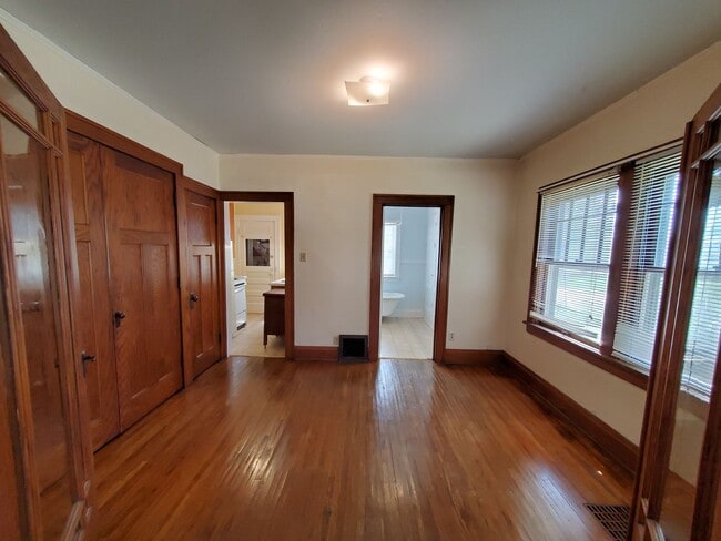 Building Photo - 524 W Seerley Blvd