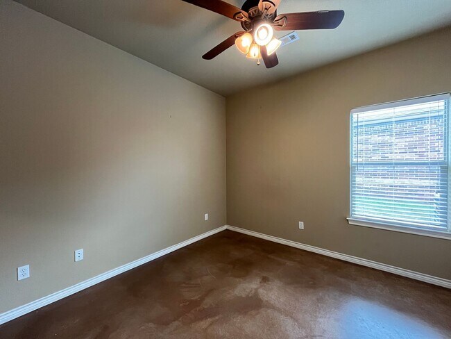 Building Photo - 4 Bedroom Single Family Home:  Available Now!