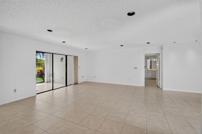 Building Photo - 9264 Vista Del Lago