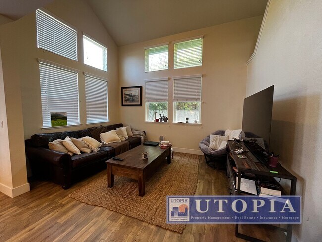 Building Photo - Spacious and Modern 3-bedroom, 3.5 bathroo...