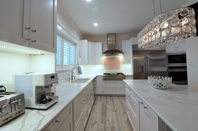 Building Photo - 354 Frieda Ave