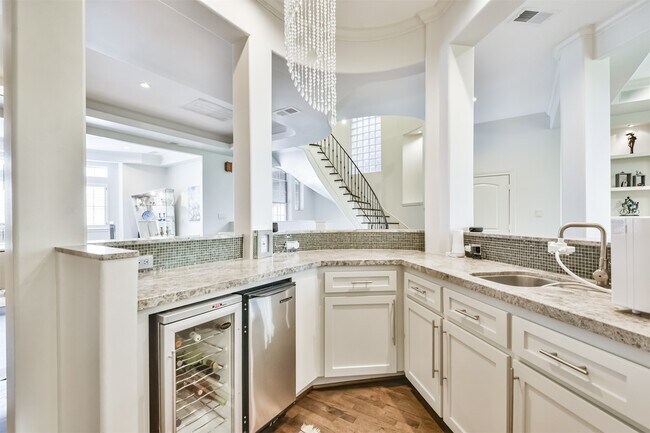 Building Photo - 4736 Post Oak Timber Dr