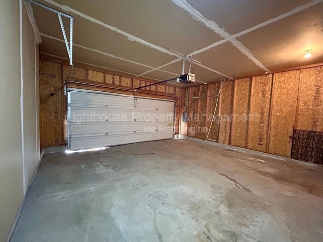 Building Photo - 2104 Shiloh Point SE