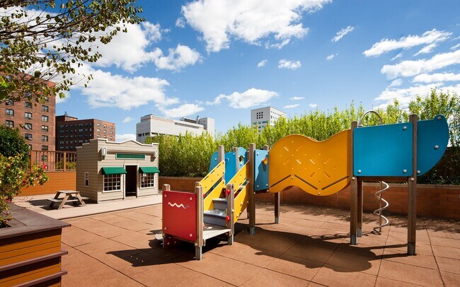 Building Photo - 215 E 96th St