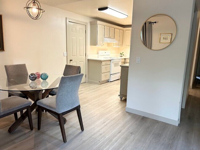 Building Photo - Updated home in a desirable SE neighborhood on a large lot