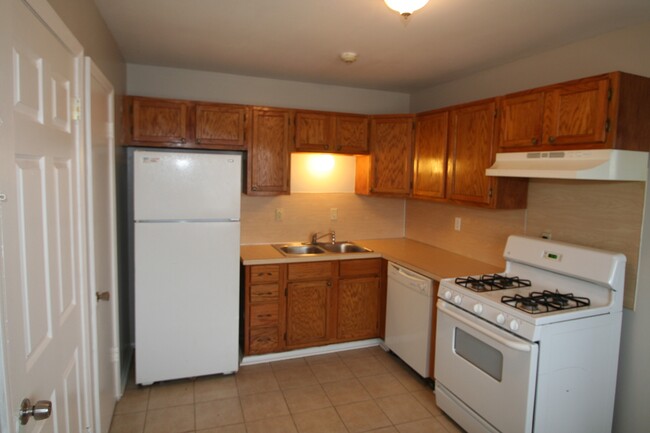 Building Photo - 4 bed- 1 bath!!