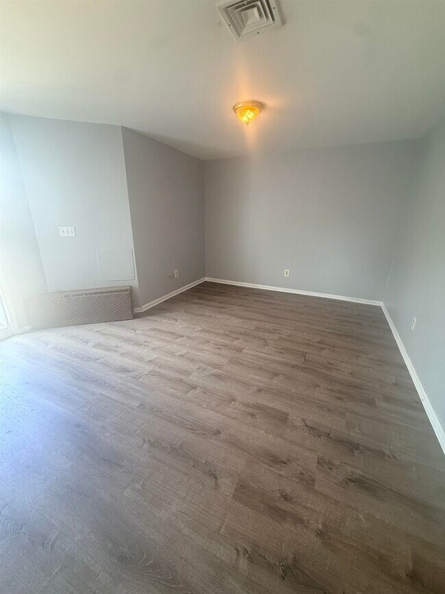 Building Photo - 592 Bramhall Ave