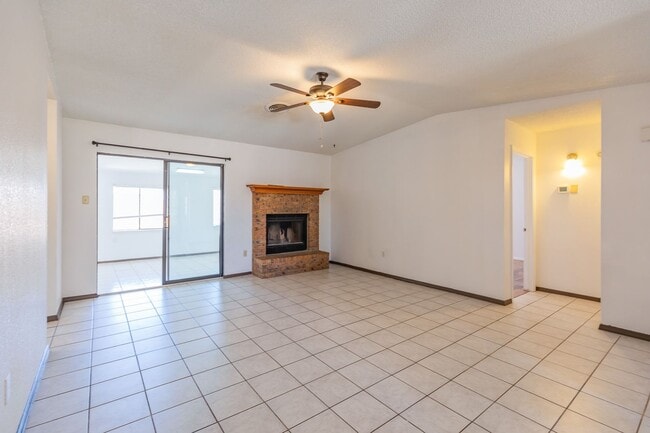 Building Photo - 3 Bedroom 2 Bath Home