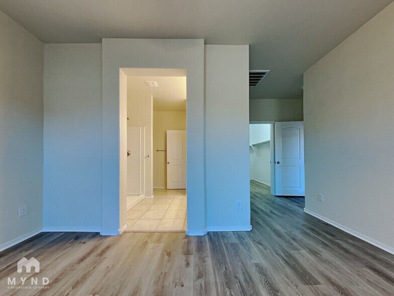 Building Photo - 31000 W Fairmount Ave