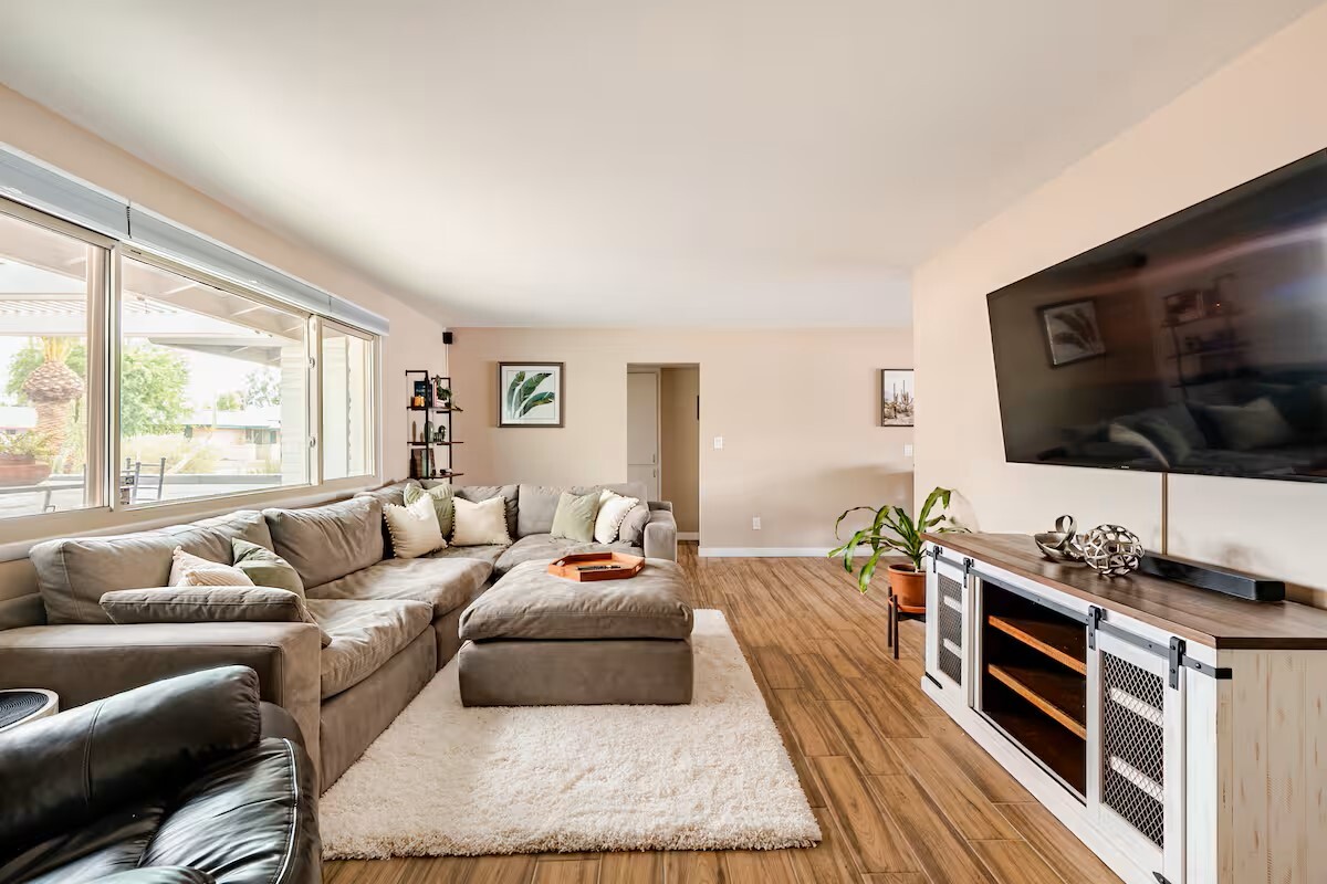 Living Room - 1104 E Campus Dr