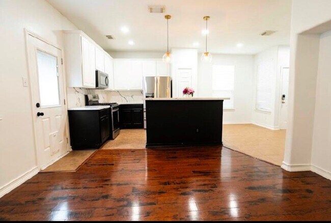 Building Photo - 14413 Rosehedge Ct