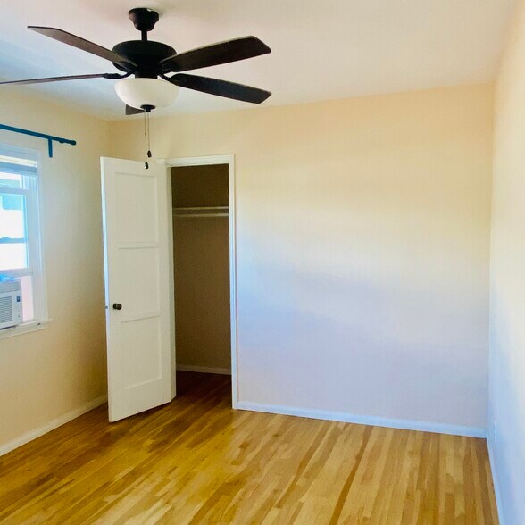 Bedroom with closet - 1309 N Screenland Dr
