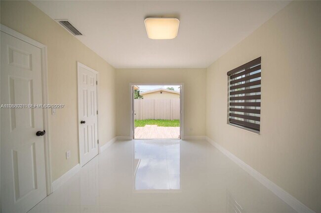 Building Photo - 1748 NE 180th St