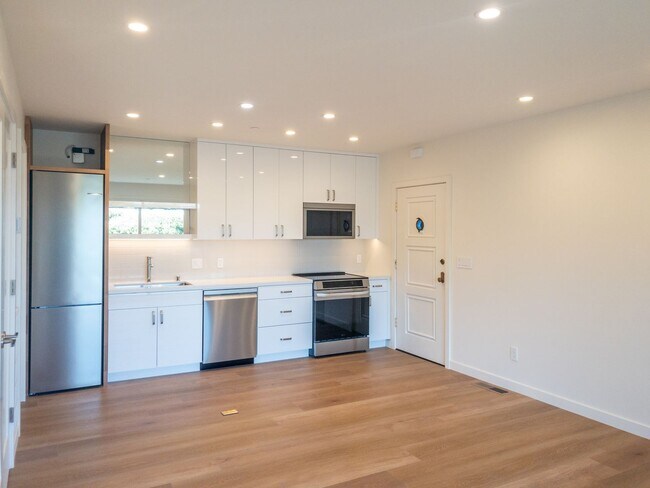 Building Photo - Stunning, Fully Remodeled Jr. 1bd/1ba! Remodeled! Private Deck! Parking! Laundry! PROGRESSIVE!