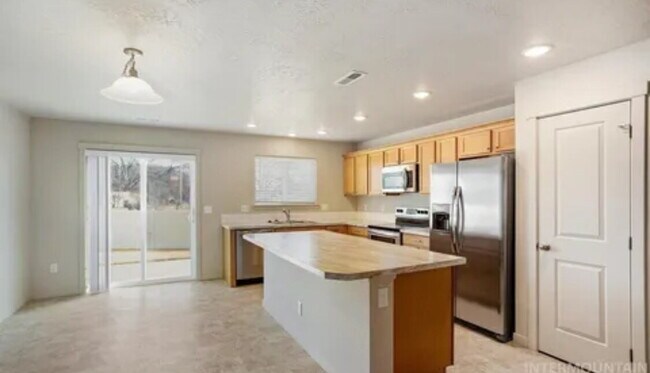 Building Photo - "Charming 3-Bed, 2-Bath Home with Spacious...