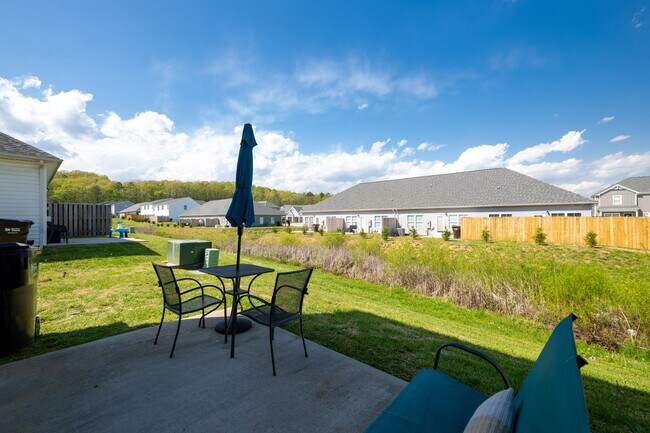 Building Photo - 631 NE Bellingham Dr