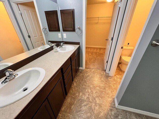 Building Photo - Beautiful Spacious 4bd 2bath Available Oct...