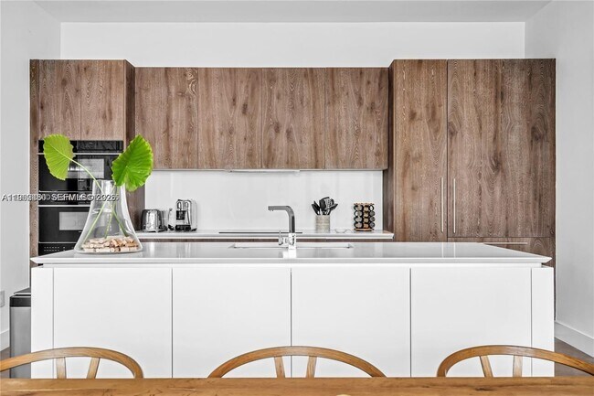 Building Photo - 650 NE 32nd St