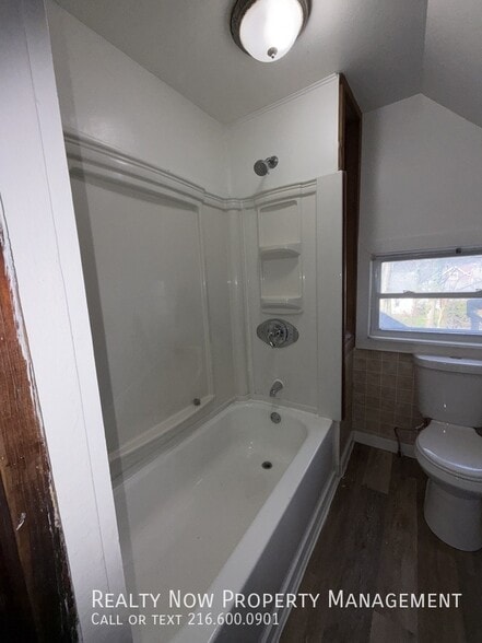 Building Photo - 1344 S Green Rd