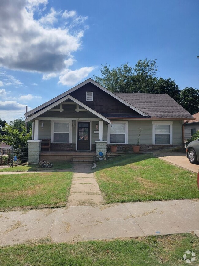 Building Photo - Double gable craftsman home with walkout b...