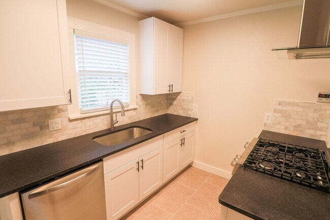 Building Photo - UPDATED & REMODELED 2 Bed 1 bath property ...