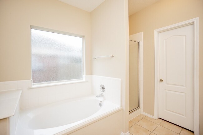 Building Photo - 1323 Colonial Manor Dr
