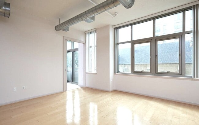 Building Photo - Great 3rd Floor 2BR/2BA Condo (with Parkin...