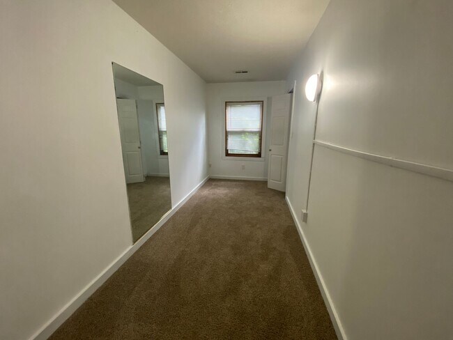Building Photo - 2 Bedroom House Near Mills Pool